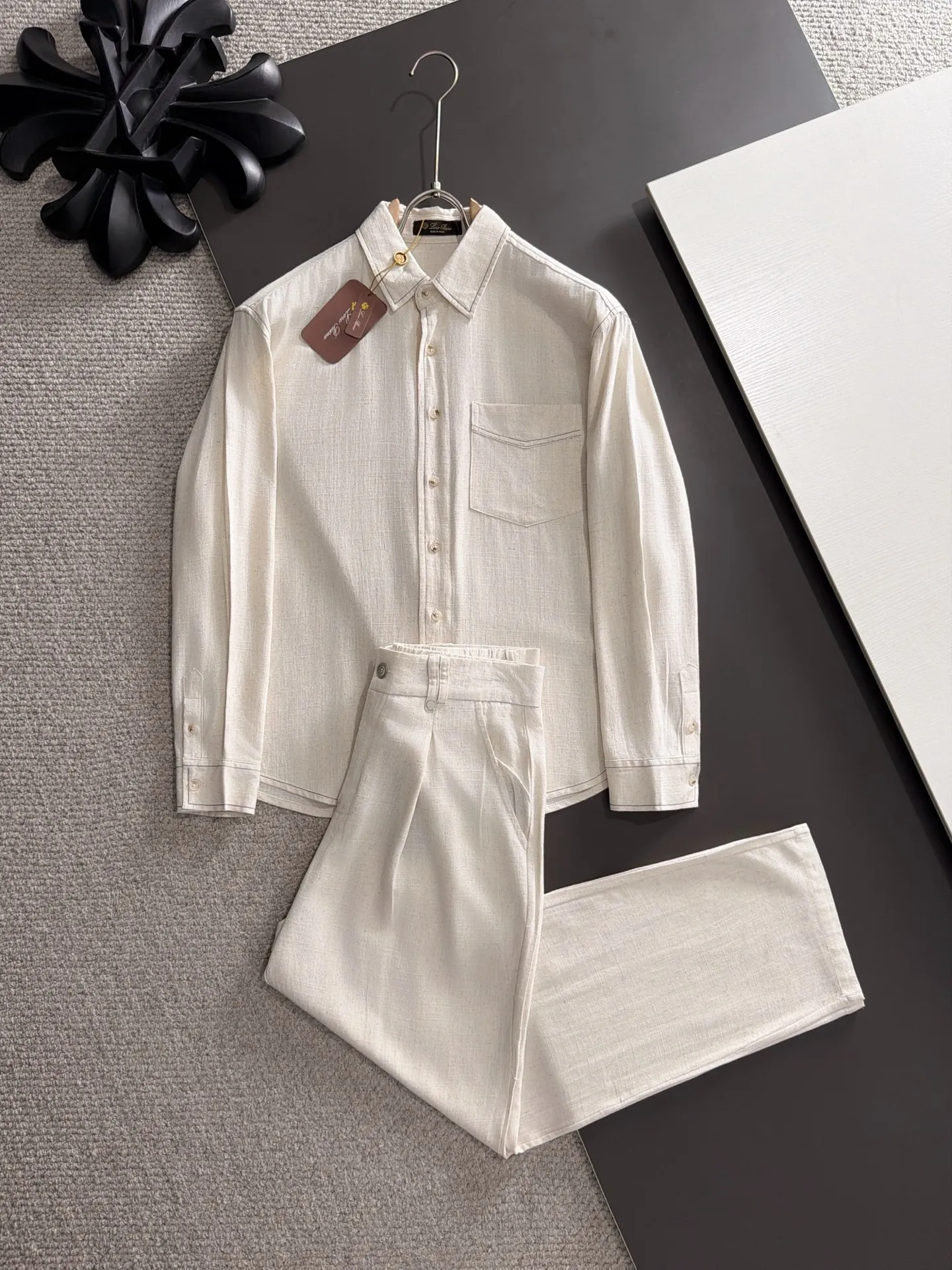 Next day shipment LP high quality Loro Piana 26ss autumn and winter New Arrival linen shirt set Made of one-on-one combed cotton yarn knitted linen fabrics, no pressure in and out of the counter Exclusive control of raw materials It feels substantial when weighed, and the upper body is more textured than ordinary T-shirts. This texture can cope with the weather easily and is suitable for both hot and cold! Loose fit design, looks noble. The only correct version is available Size: M to XXXL